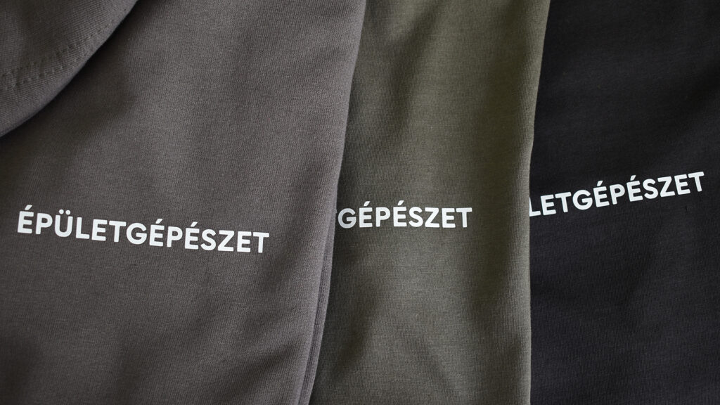 Céges ruházat egyedi mintával. Céges póló, céges pulóver. Épületgépészet munkaruha. Egyedi mintás céges ruházat. Mintás céges ruha - Pólópincér referencia