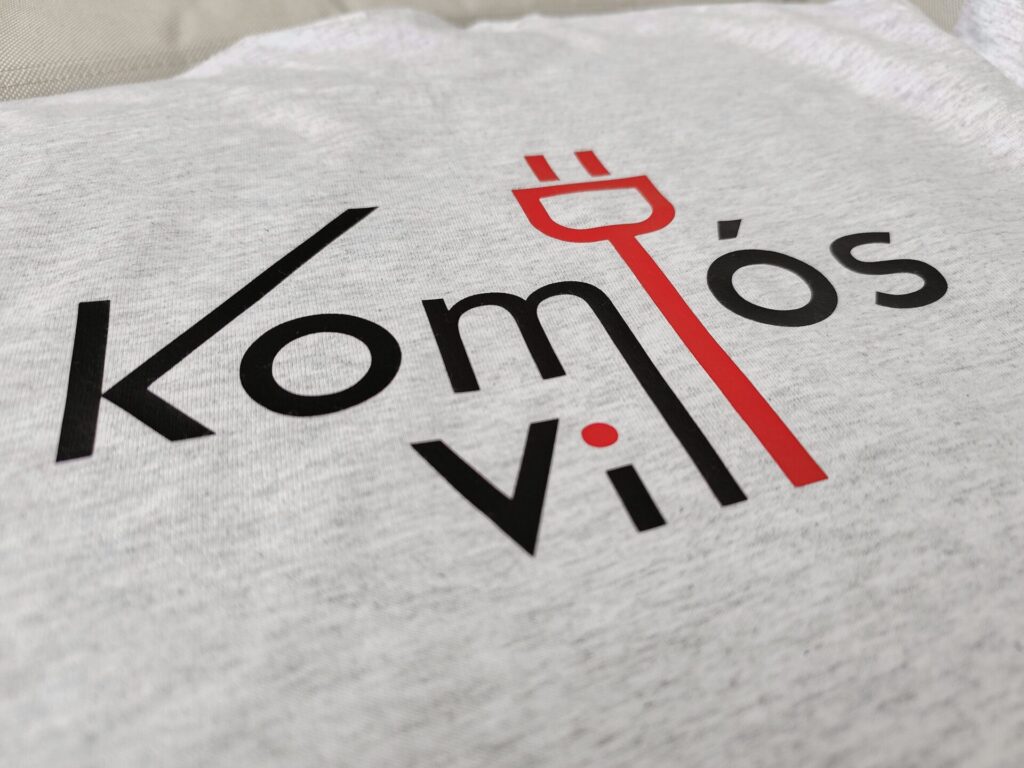 Pólópincér Szürke pamut céges póló piros-fekete logóval – minőségi villanyszerelő munkaruha - Pólópincér referencia