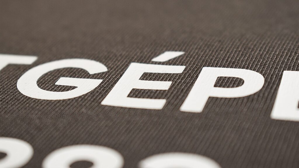 A flex fóliával készített mintáink tartósak, költséghatékonyak és minőségiek. Egyszerű és nagyszerű céges ruházat minta.