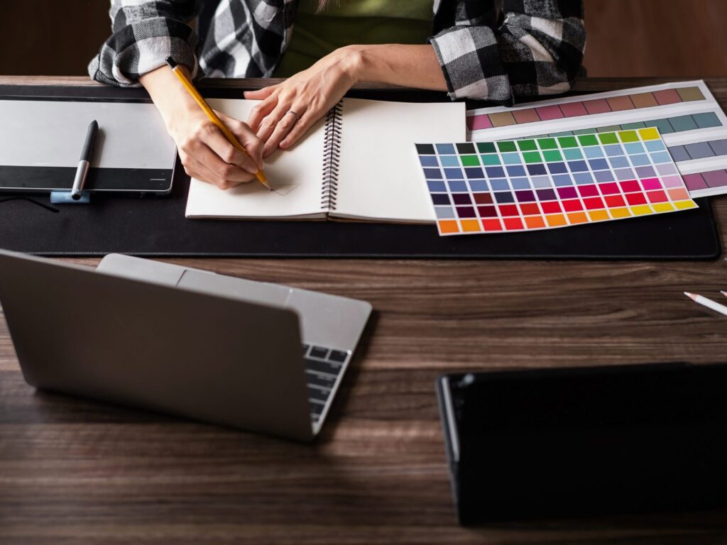 Professzionális céges logó tervezés és pólógrafika készítés – modern, letisztult arculat kialakítása csapatruházathoz, munkaruhához és reklámpólókhoz a Pólópincér kreatív műhelyében.