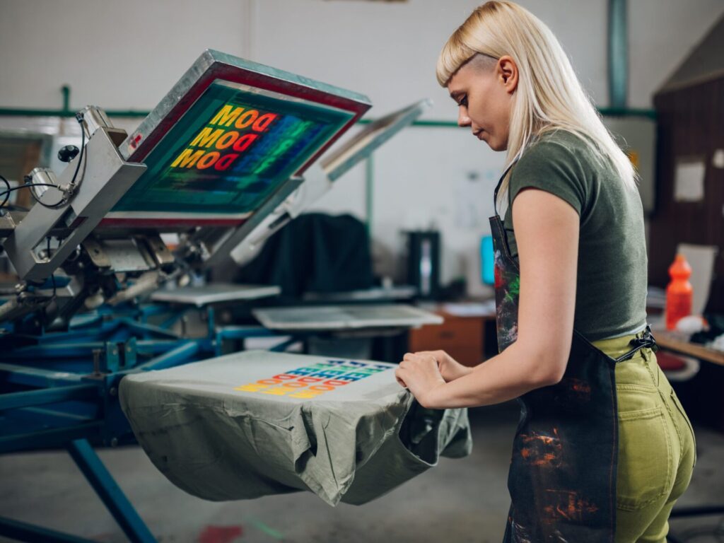 Professzionális szitanyomás céges pólókhoz és csapatruhákhoz – tartós, mosható logónyomás vállalkozásoknak, munkaruhákra és reklámpólókra a Pólópincér műhelyében.