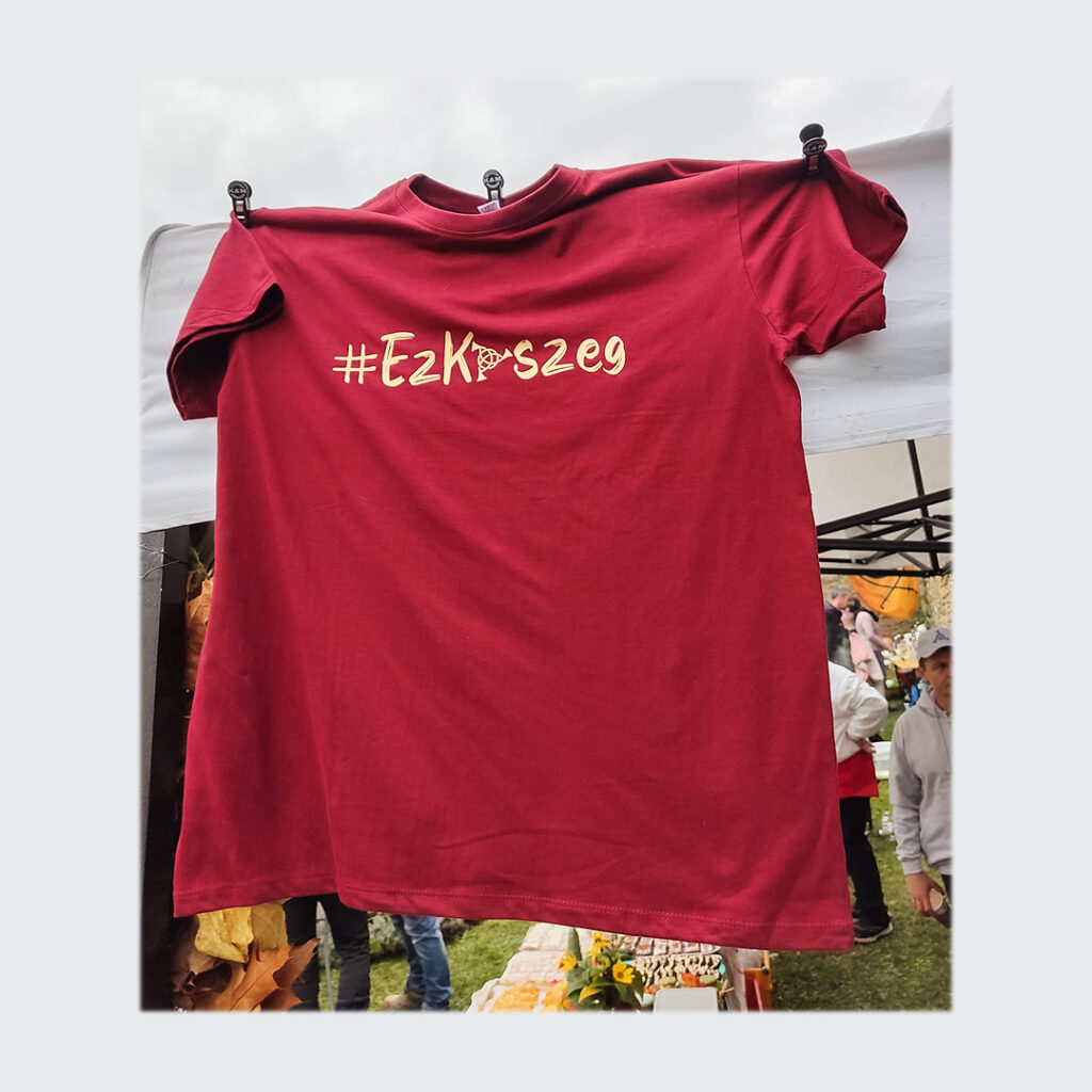 Ezkőszeg városi póló. Mintás csapat póló kőszeg. Kőszegi fúvószenekar.