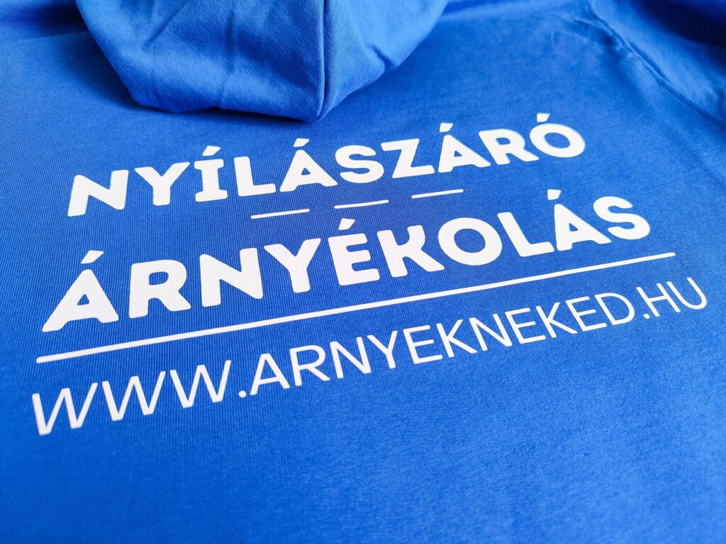 Mintés munkaruha. Mintás céges pulóver. Céges póló Budapest. Mintás ruházat csapatoknak.