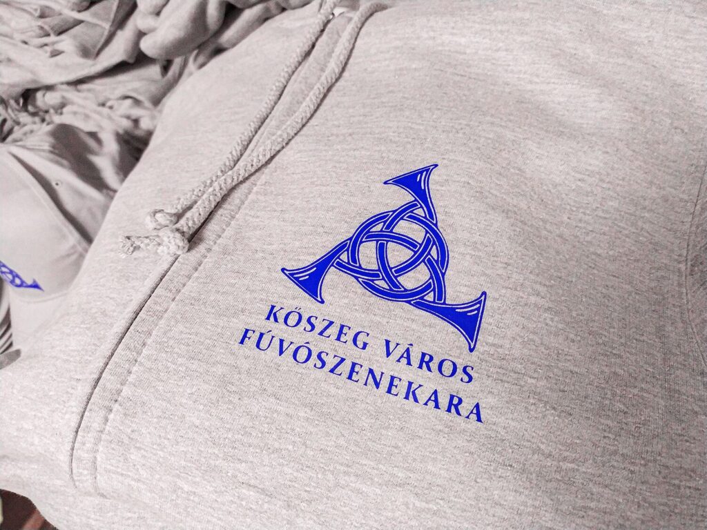 Pólópincér Zenekar póló, zenekar pulóver, flex fólia mintával - cipzáros kapucnis pulóver egyedi logó - Mintás csapatruházat