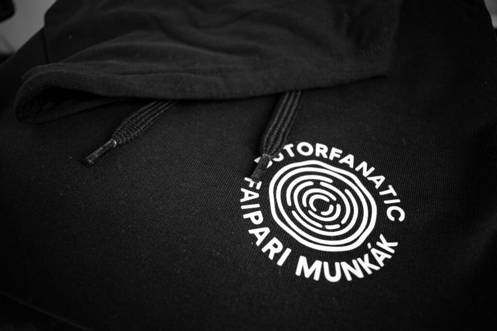 Asztalos munkaruha, asztalos céges póló, asztalos céges pulóver. Olcsó céges pulcsi. Céges pulóver egyedi mintával. Asztalos pulcsi. Asztalos póló.