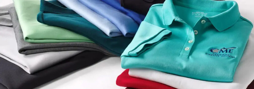 Céges póló hímzés Budapest. Hímzett céges póló Budapest. Pólópincér céges póló.