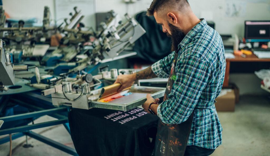 Céges póló szitanyomás. Szitanyomás Budapest. Szitázott póló készítés.