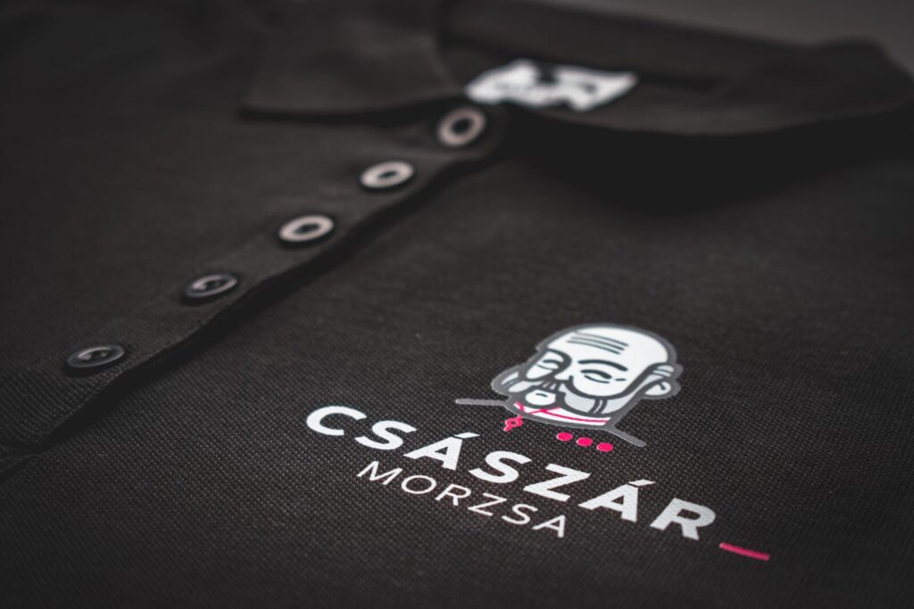 Császármorzsa Logózott Galléros póló. Céges póló nyomtatás.