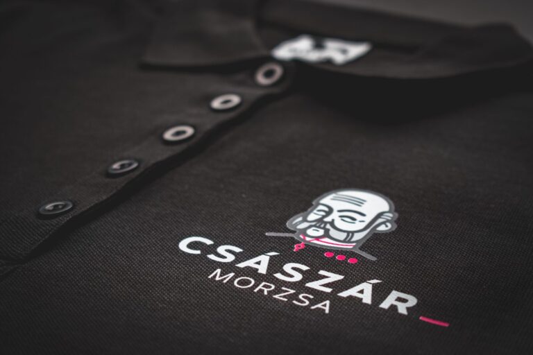 Császármorzsa Logózott Galléros póló. Céges póló nyomtatás.