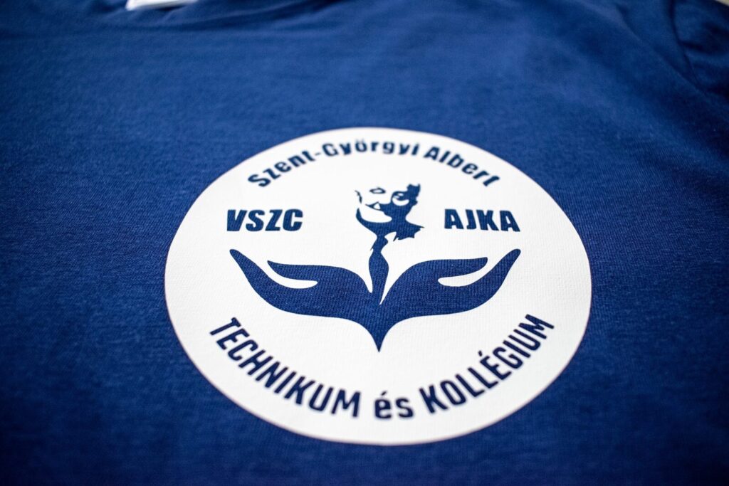 Szent-Györgyi Albert Technikum Póló. Logózott póló iskoláknak. Iskolai póló. Iskola póló mintázás.