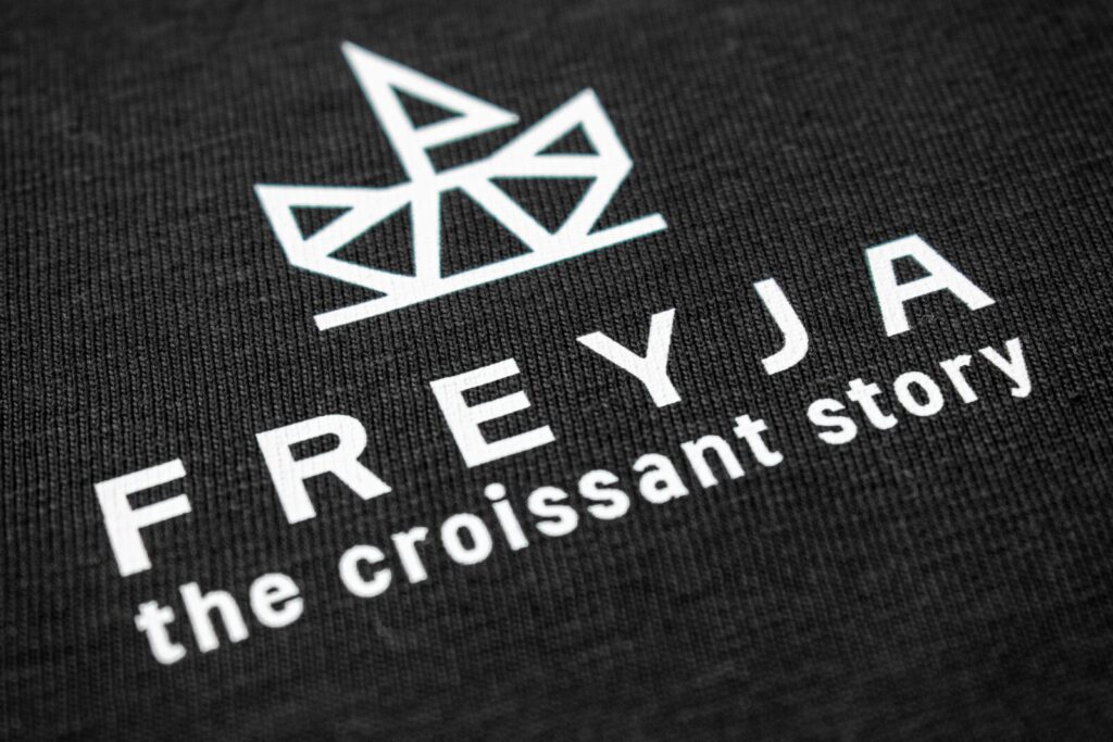 Freyja - The croissant story céges póló