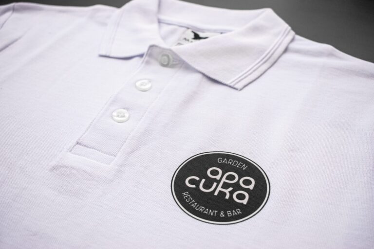 Céges ruházat Apacuka éttere,