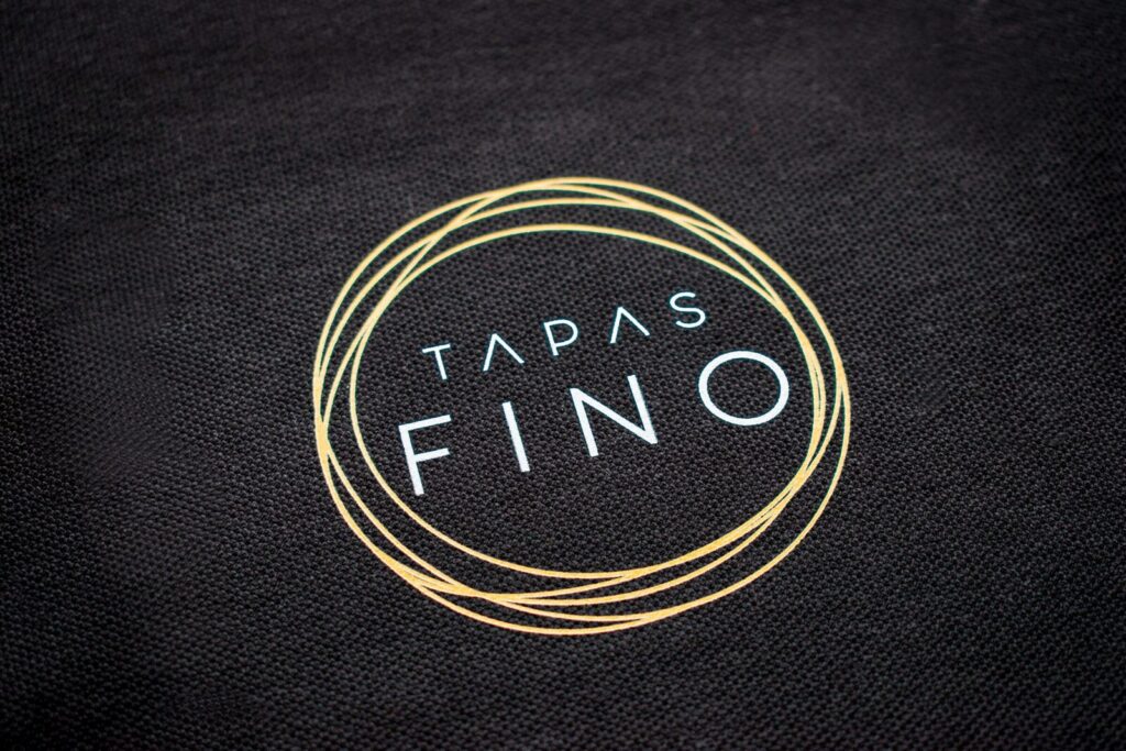 Tapas Fino céges galléros póló