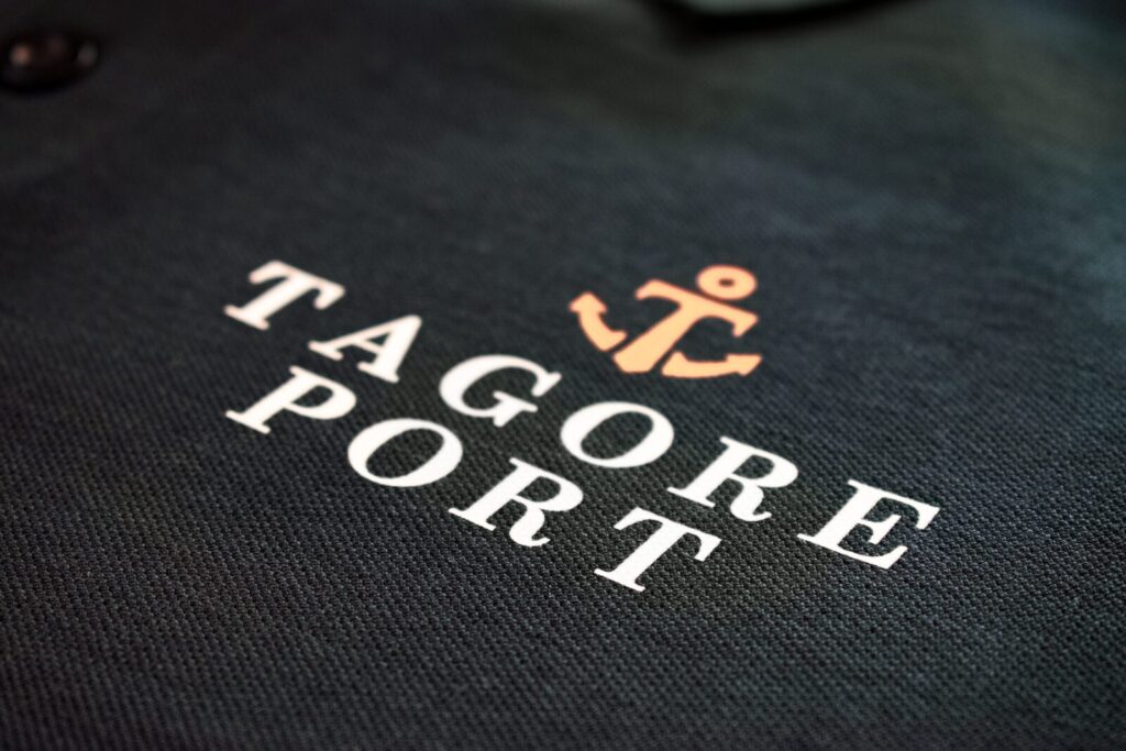 Tagore Port céges galléros póló