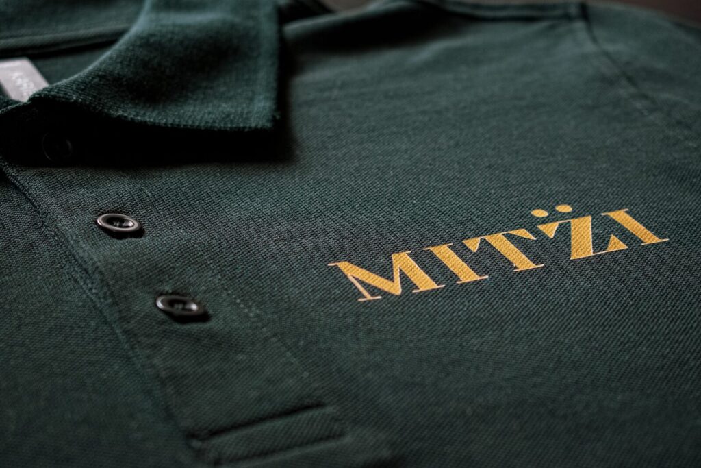Mitzi céges galléros póló