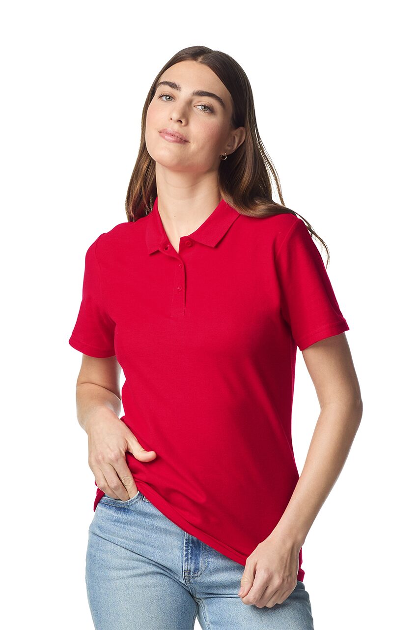 Gildan Softstyle GIL64800 női galléros póló modellfotó