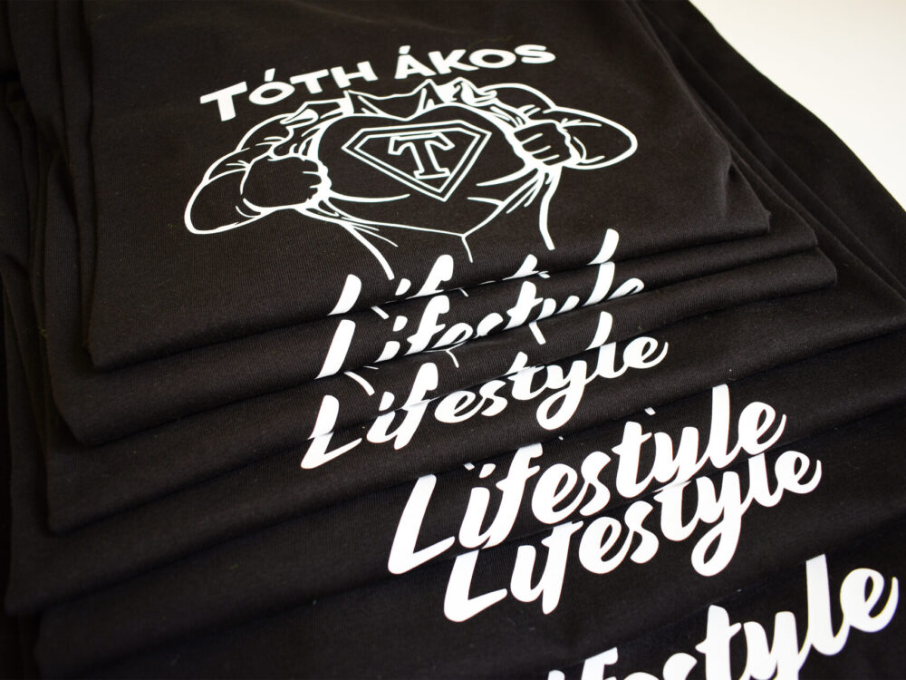 Tóth Ákos Lifestyle csapat póló Fekete céges póló - flex fólia fehér egyedi mintával.