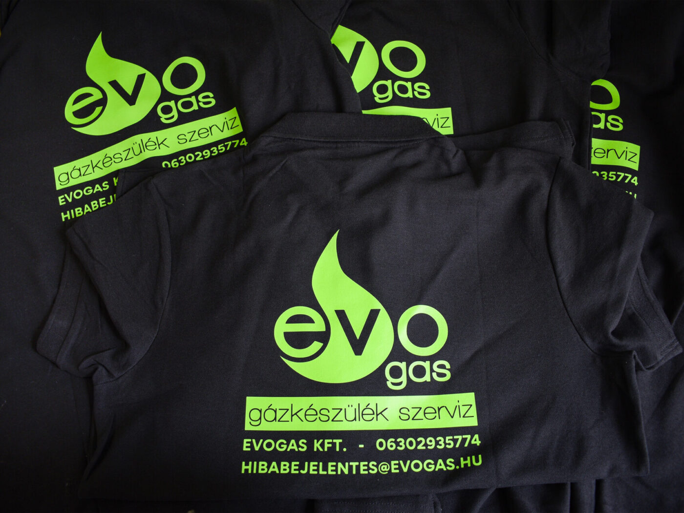 Céges galléros póló rendelés. Céges póló árajánlat. Céges galléros póló rendelés. Céges ruha referencia. Céges ruházat referencia - Pólópincér