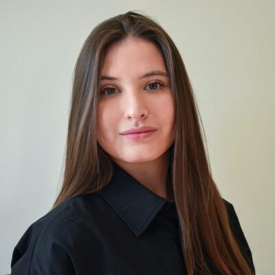 Bozóki Dorka Dorka, a Pólópincér társalapítója és account managere – ő tartja a kapcsolatot az ügyfelekkel, segít a céges ruha- és pólómegrendelések gördülékeny lebonyolításában, valamint gondoskodik a pontos kommunikációról és határidőkről.