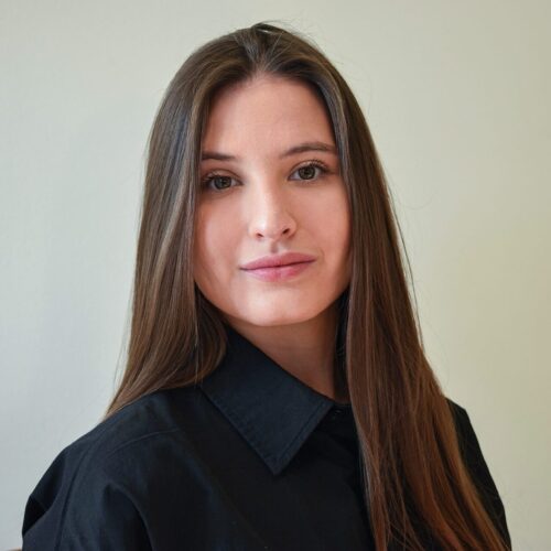 Dorka, a Pólópincér társalapítója és account managere – ő tartja a kapcsolatot az ügyfelekkel, segít a céges ruha- és pólómegrendelések gördülékeny lebonyolításában, valamint gondoskodik a pontos kommunikációról és határidőkről.