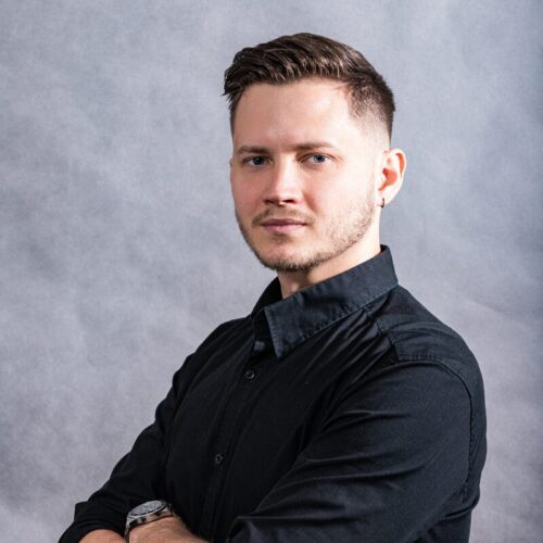 Gábor, a Pólópincér alapítója és vezetője – egyedi céges ruházat, logózott pólók és csapatruhák szakértője, aki segít vállalkozásoknak egységes, profi megjelenést kialakítani.