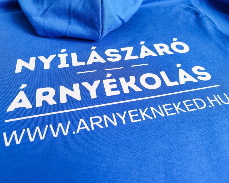 Mintés munkaruha. Mintás céges pulóver. Céges póló Budapest. Mintás ruházat csapatoknak.