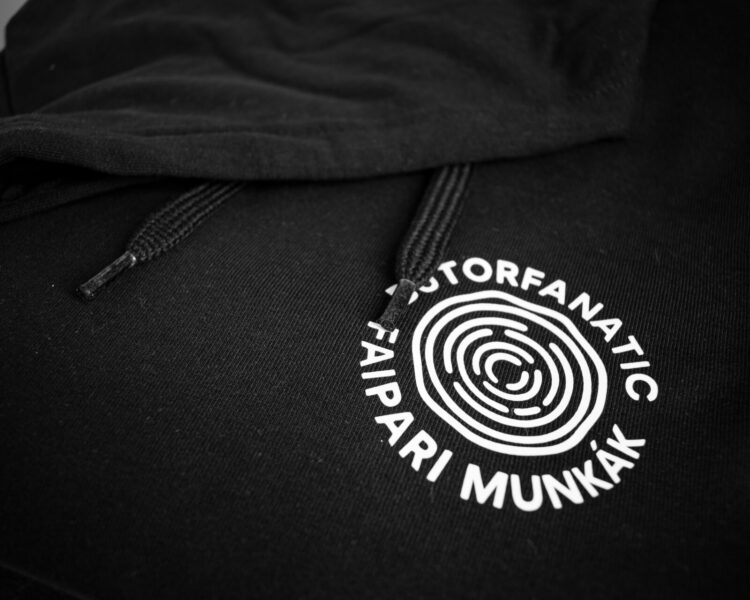 Asztalos munkaruha, asztalos céges póló, asztalos céges pulóver. Olcsó céges pulcsi. Céges pulóver egyedi mintával. Asztalos pulcsi. Asztalos póló.