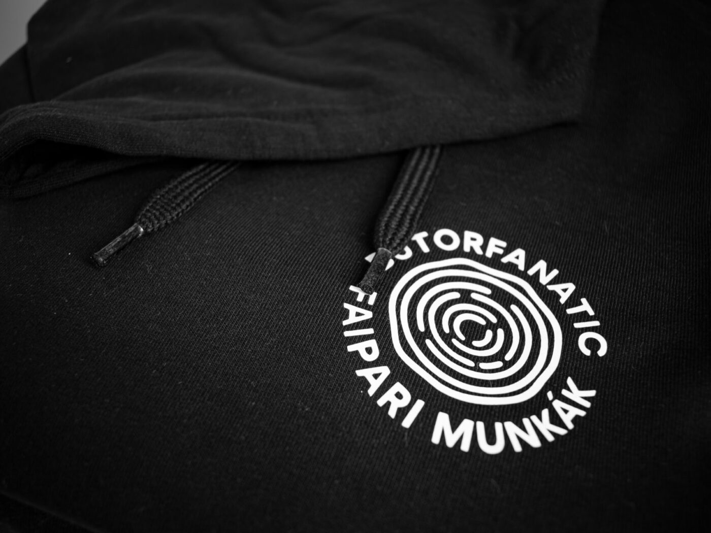 Asztalos munkaruha, asztalos céges póló, asztalos céges pulóver. Olcsó céges pulcsi. Céges pulóver egyedi mintával. Asztalos pulcsi. Asztalos póló.